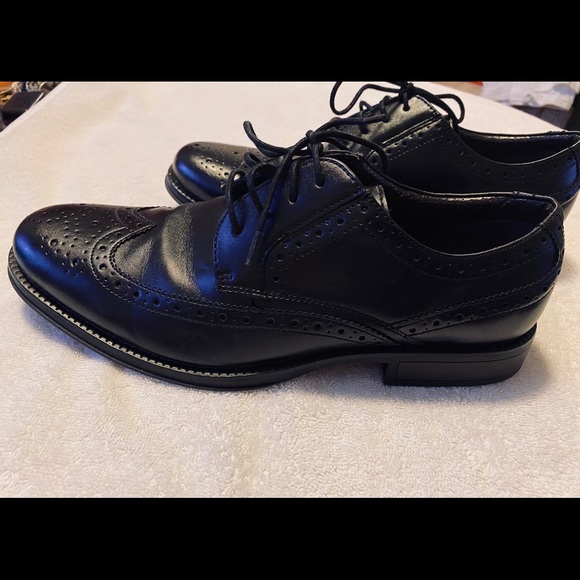 Brand New Super Comfortable Shoes By DOCKERS - Box 64 - Picture 3 of 6